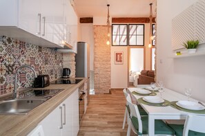 Frigorifero, microonde, forno, piano cottura