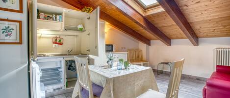 Een koelkast, een microgolfoven, een kookplaat