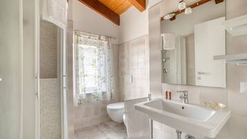 Chuveiro, secador de cabelo, toalhas de banho