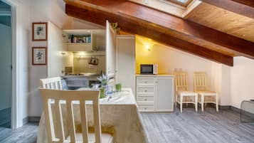 Kühlschrank, Mikrowelle, Herdplatte, Wasserkocher mit Kaffee-/Teezubehör