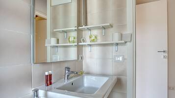 Dusche, Haartrockner, Handtücher