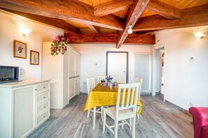 Dining - Holiday Home "Le More - Casa Zoe" with Shared Garden & Wi-Fi (Valfabbrica)