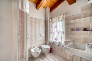 Een douche, een haardroger, handdoeken