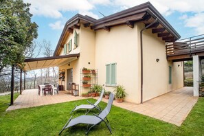 Outdoor dining - Holiday Home "Le More - Casa Zoe" with Shared Garden & Wi-Fi (Valfabbrica)