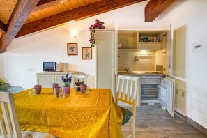 Kühlschrank, Mikrowelle, Herdplatte, Wasserkocher mit Kaffee-/Teezubehör