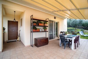 Outdoor dining - Holiday Home "Le More - Casa Zoe" with Shared Garden & Wi-Fi (Valfabbrica)