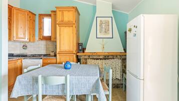 Macchina per tè/caffè, frigorifero, forno, piano cottura