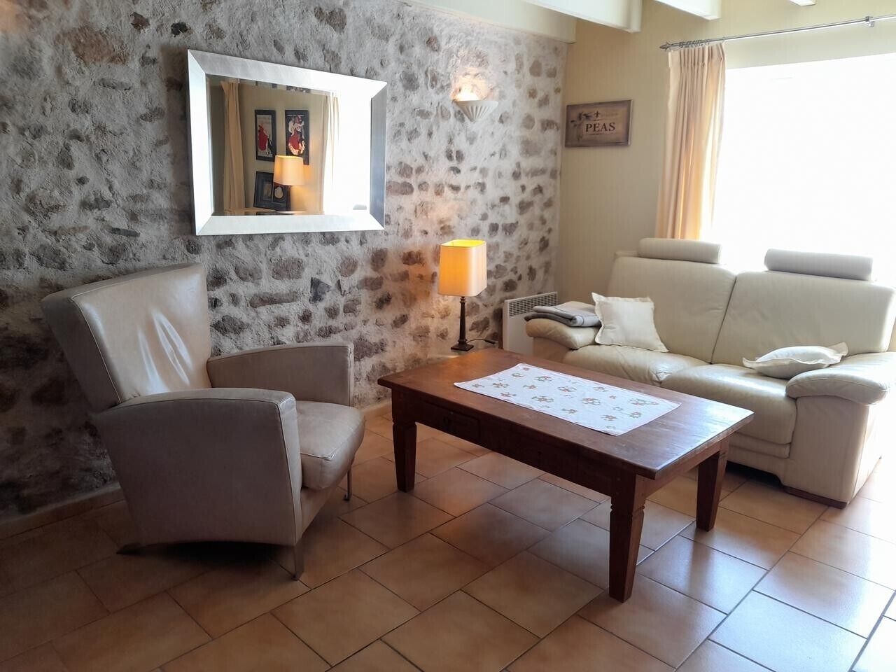 Televisio, takka, DVD-soitin, stereot