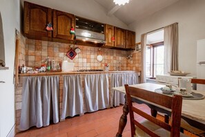 Refrigerador, horno, parrilla de estufa y cafetera y tetera 