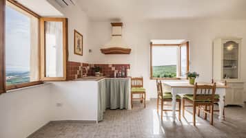 Kühlschrank, Herdplatte, Wasserkocher mit Kaffee-/Teezubehör