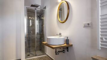 Dusche, Haartrockner, Handtücher