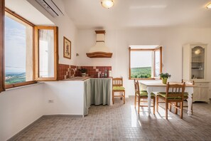 Fridge, stovetop, coffee/tea maker, electric kettle - Apartment "La Sosta del Pellegrino" with Mountain View, Private Garden & Wi-Fi (Sorano)