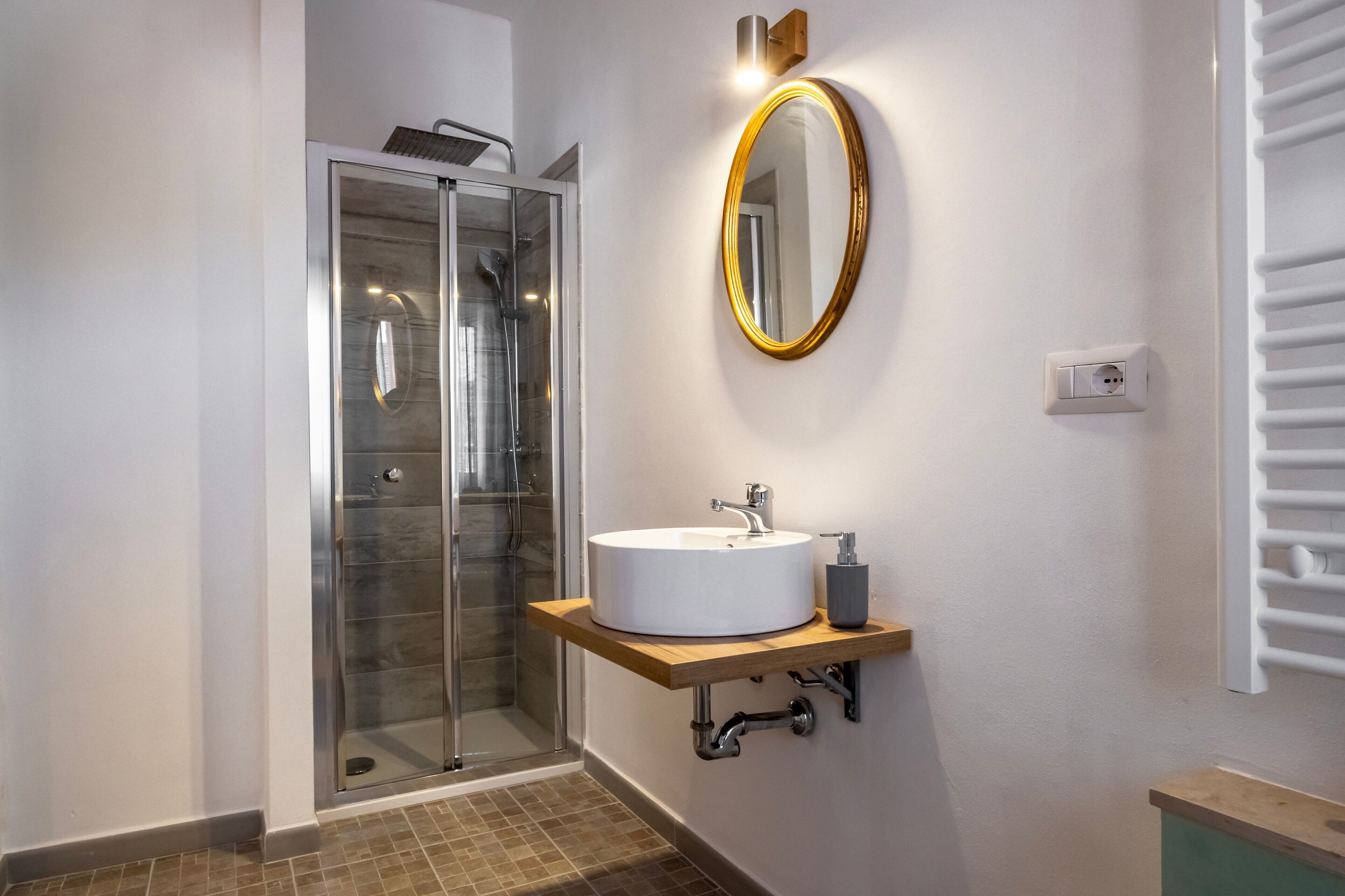 Ducha, secador de pelo y toallas