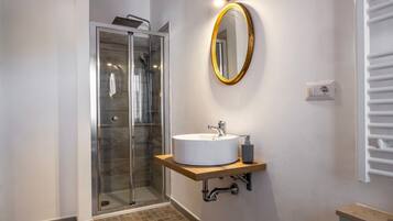 Ducha, secador de pelo y toallas