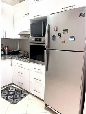 Kühlschrank, Mikrowelle, Ofen, Herdplatte