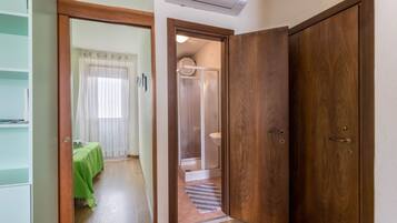 1 slaapkamer, een strijkplank/strijkijzer, beddengoed