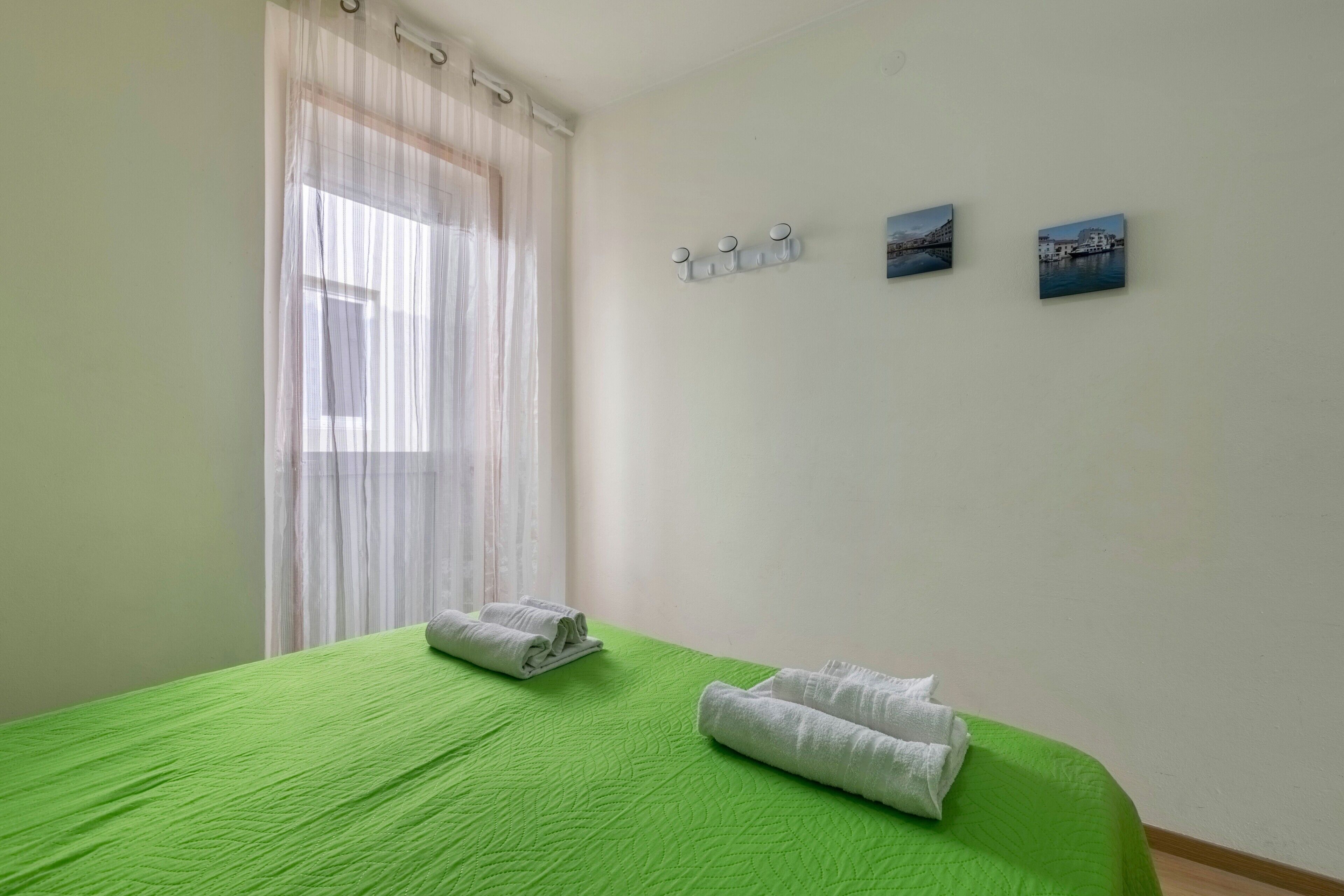 1 camera, ferro/asse da stiro, lenzuola