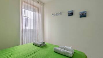 1 chambre, fer et planche à repasser, draps fournis