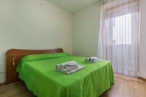 1 bedroom, iron/ironing board, bed sheets - Apartment 'Al Porticciolo' with Sea View, Balcony and Air Conditioning (Grado)