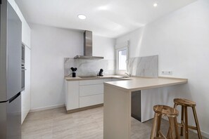 Fridge, microwave, oven, stovetop - Holiday Home 'Rincón Del Chico' with Terrace, Garden and Wi-Fi (CHICLANA DE LA FRONTERA)