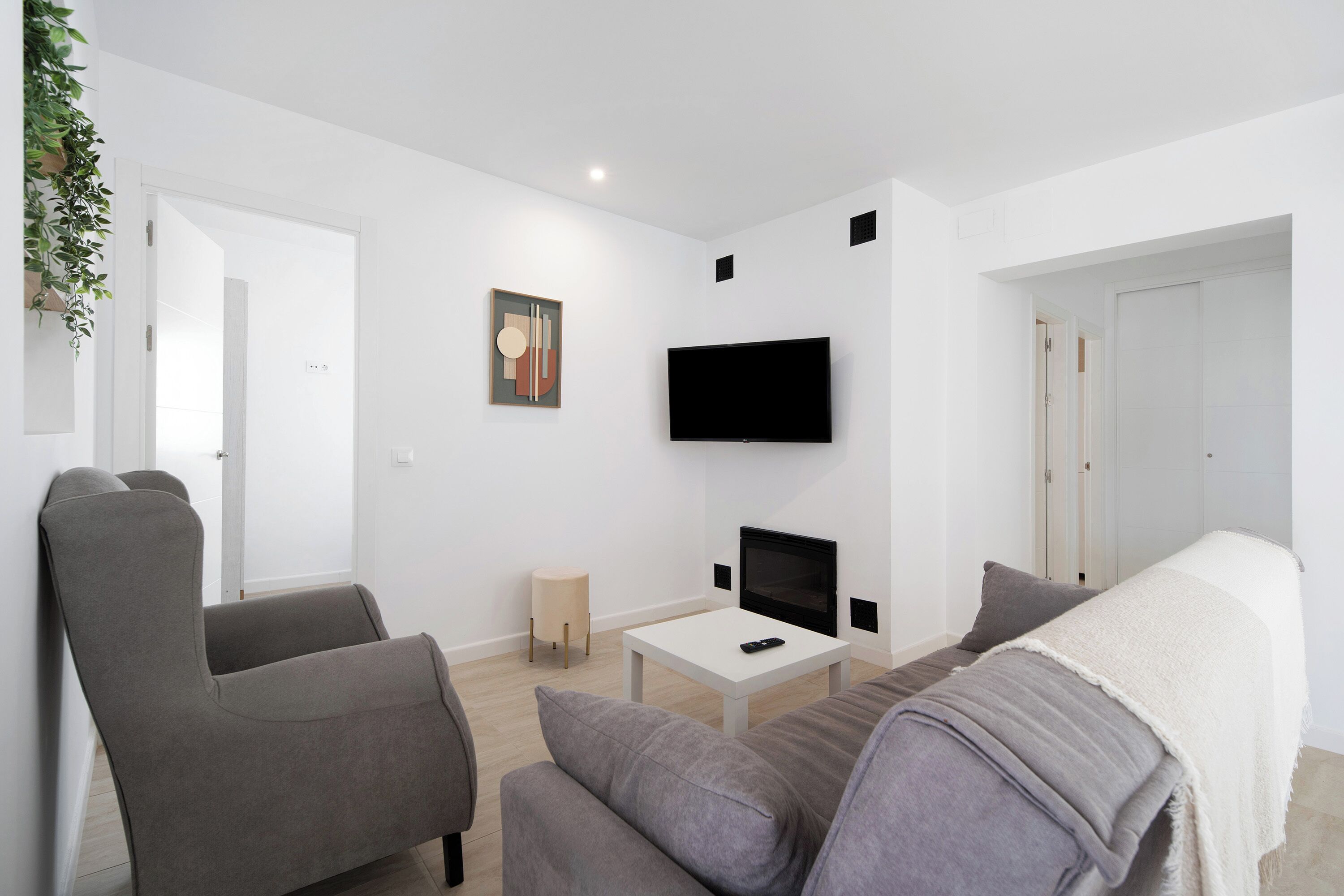 Una televisión, una chimenea