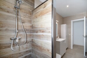 Shower, hair dryer, towels - Holiday Home 'Rincón Del Chico' with Terrace, Garden and Wi-Fi (CHICLANA DE LA FRONTERA)