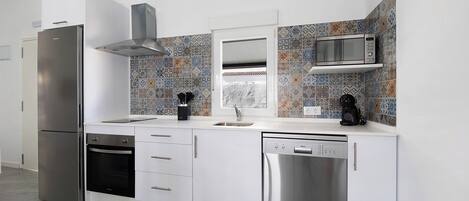 ثلاجة، ميكروويف، فرن، موقد طهي مسطح