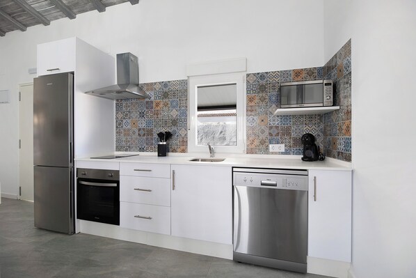 Kühlschrank, Mikrowelle, Ofen, Herdplatte