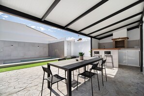 Outdoor dining - Holiday Home 'Casa Alce' near the Beach with Pool, Garden and Wi-Fi (Chiclana de la Frontera)