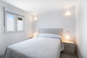 3 bedrooms, iron/ironing board, free WiFi, bed sheets - Holiday Home 'Casa Alce' near the Beach with Pool, Garden and Wi-Fi (Chiclana de la Frontera)