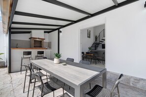 Outdoor dining - Holiday Home 'Casa Alce' near the Beach with Pool, Garden and Wi-Fi (Chiclana de la Frontera)