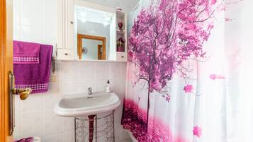 Tina, secadora de cabello, toallas