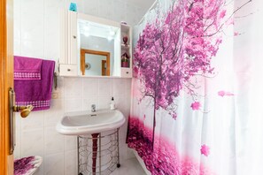 Tina, secadora de cabello, toallas 