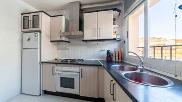 Kühlschrank, Mikrowelle, Ofen, Herdplatte