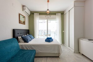 Tabla de planchar con plancha y ropa de cama 