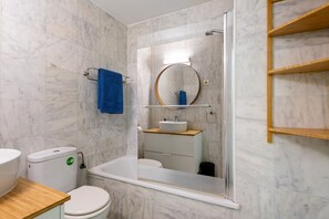 Bañera, secador de pelo, toallas