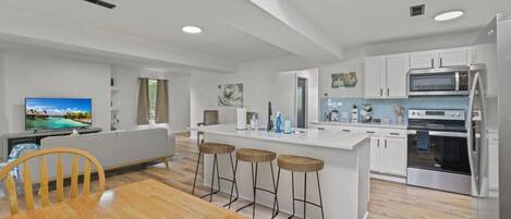 Refrigerador, microondas, horno, placa de cocina