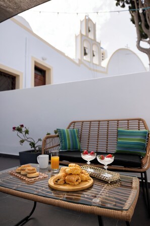 Outdoor dining - Saint George Cave House (Thira)
