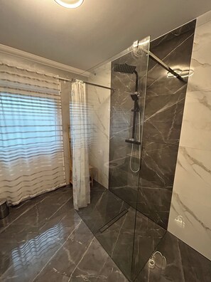 Doccia, asciugacapelli, asciugamani, sapone