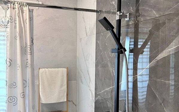 Doccia, asciugacapelli, asciugamani, sapone