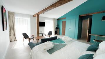 Een moderne hotelkamer met een groot bed, een bureau en een zithoek.