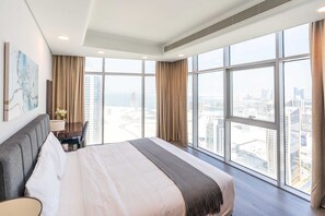 Värdeförvaringsskåp på rummet, skrivbord och strykjärn/strykbräda