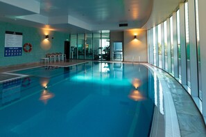 Inomhuspool och utomhuspool