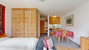 Skrivebord, strykejern/-brett, wi-fi (mot et tillegg) og sengetøy