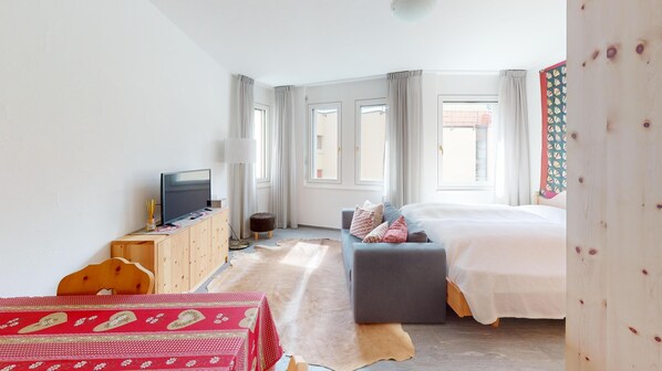 مكتب ومكواة/لوح كي وواي فاي وملاءات أسرّة