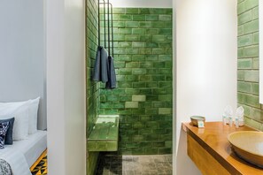 Deluxe-Doppelzimmer, Balkon, Gartenblick | Badezimmer | Dusche, Regendusche, Haartrockner, Bademäntel