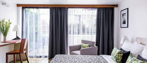 Doppia Deluxe, terrazzo, vista città | Biancheria da letto di alta qualità, minibar, una scrivania