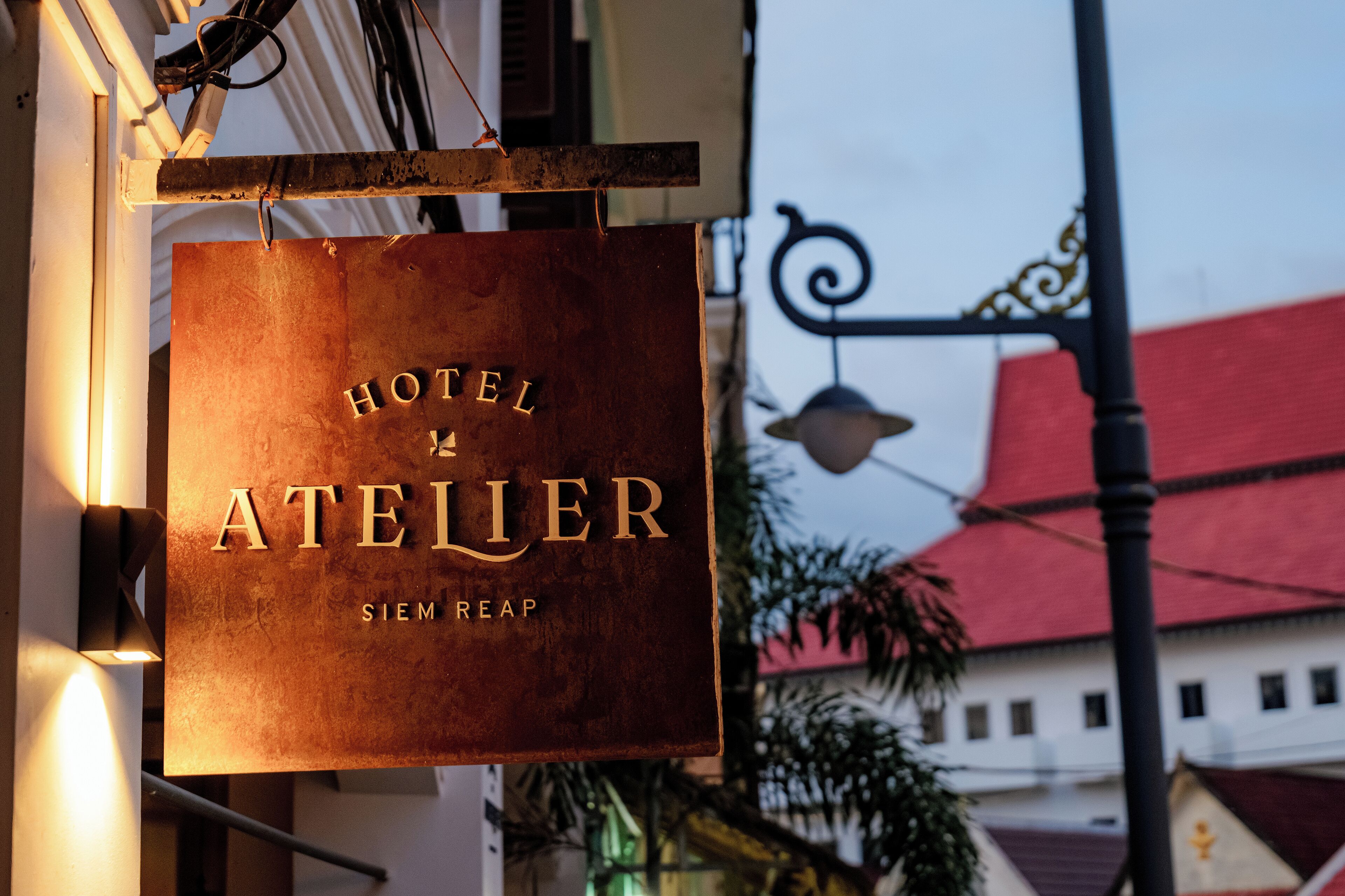 Schild für ein Hotel namens 'Hotel Atelier Siem Reap'.
