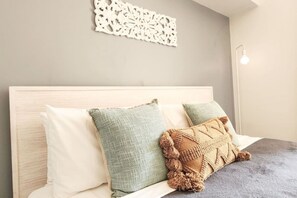 2 室のベッドルーム、アイロン / アイロン台、WiFi (無料)、ベッドシーツ