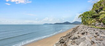 Seaside Serenity: Modern Cottage with Spa